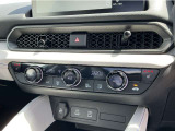 オートエアコンは左右席で独立温度コントロールが可能です。シートヒーター付きで、冷えた車内でもスイッチを押せば数秒で座面と背もたれがあたたかくなります。