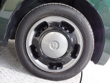 ホイールは車のデザインにマッチした専用タイプです。