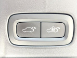 【パワーバックドア】スマートキーや運転席のボタンを押すだけでリアゲートが自動で開閉します!荷物を持っている時や、高い位置にあるバックドアを閉める際に便利な機能です。