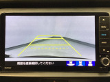 【バックカメラ】運転が苦手な方も車庫入れラクラクです!ギアをリバースに入れれば自動的に切り換わりますので、面倒な操作は不要です♪狭い駐車場もお車を傷つけず安心ですね!