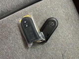 ドアの開閉時、両手が荷物で塞がっている時はキーレスでのカギの解除が大変ですよね。スマートキーはポケットやバッグに入れておけば、ノブに触れただけでロックの解除が可能です。とても便利な機能です。