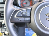『1台』のお車に対して、3名体制で日々議論を重ね仕入れを行っております。