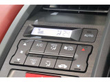フルオートエアコンが装備されています!お好みの温度設定をするだけでエアコンの風量やモードの切り替えを自動でコントロールしてくれます!ユーザーの操作が少なく燃費走行にもつながります!