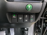 【両側パワースライドドア】です。リモコンや運転席のスイッチ操作で楽々自動開閉。スマートキーをポケットやバッグに入れたままで、キーを差し込むことなくボタンを押すだけでエンジンが始動します。