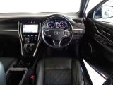 ウッド調と革巻きステアリングで快適な操作性の運転席です。