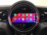 iPhoneを無線で接続して、対応したアプリを車載ディスプレイで使用できる「Apple CarPlay」にも対応