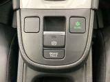 セレクトレバーの下に電子制御パーキングブレーキがあります。スイッチひとつで、停車した地点の傾斜などをシステムが検知・判断してブレーキ力を自動的に最適制御し、しっかり停車できるパーキングシステムです。