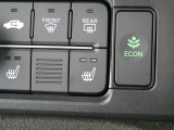 【シートヒーター】 雨の日などの冷えた車内でも、シートから冷えた体をじんわりと暖めてくれます。