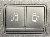 【両側パワースライドドア】スマートキーや運転席のスイッチで後席両側スライドドアの開閉が可能♪電動だから力を入れてドアを開ける必要が無く、小さなお子様でも簡単に開け閉めでき快適です♪