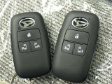 スマートキーをポケットやバッグに携帯していれば、キーを取り出すことなくドアハンドルを握り解錠、ドアハンドルのセンサーに触れるだけで施錠できます。