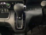 CVT車のセレクトレバーです。低速から高速まで、変速ショックのないスムーズな走りを実現するとともに、エンジン効率のよい領域を維持することで燃費にも貢献します。