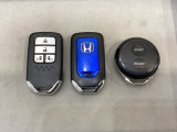 スマートキー付きですからドアロックの開閉およびエンジンスタートが楽々です。電動スライドドアの開け閉めもボタンで操作できます。加えて、純正リモコンエンジンスターター用の操作キーもついています。