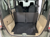 商用車ならではの広大な荷室です。開口部も大きいので荷物の出し入れもスムーズです。