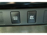 【EVドライブモード】駆動用電池から電力を供給し、電気モーターのみを使って走行するモードです。早朝・深夜の駐車場などで、騒音や排気ガスを気にすることなく走行することができます。