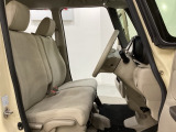 女性でも運転がしやすいように、シートの高さ調整機能(シートリフター)がついています。運転席と助手席の間が空いている為、助手席側への移動がスムーズです。交通量の多い道でも助手席側から乗り降りができます。