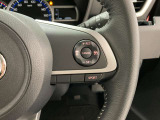 前方の車との車間を設定し、スピードを上げたり緩めたりを自動で行ってくれる追尾式の「レーダークルーズ」。上級装備の一つです!高級車にしかつかない嬉しい機能です。