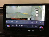 車両後方も周囲もカメラ画像で確認でき、車庫入れ時の負担を軽減します