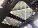 【パノラマルーフ】大型のガラスルーフ搭載で車内の解放感が一気にアップ!開放的なドライブをお楽しみいただけます。