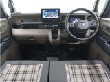 ◆視界広々で非常に運転しやすくロングドライブでも疲れを感じさせないすっきりとまとまったインパネ周りです。