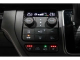 運転席と助手席の温度設定の変更が可能な左右独立タイプのデュアルエアコンです♪♪♪暑がりな人・寒がりな人も誰もが車内を快適にお過ごしいただけます♪♪♪