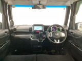 【前方視界】開放的な前方視界!運転がしやすく疲れにくいです♪窓が大きく、見通しがとっても良いおクルマですよ♪