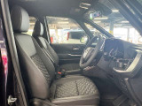 運転席の画像です。足元やシートまわりに余裕があり、リラックスした姿勢で運転が可能です。視界も良好で操作系へのアクセスもしやすく、快適で安心感のあるドライブをサポートします。