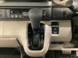 CVT車のセレクトレバーです。低速から高速まで、変速ショックのないスムーズな走りと、エンジン効率のよい領域を維持して燃費にも貢献します。サイドブレーキはスイッチ操作の電子制御パーキングブレーキです。