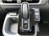 操作しやすいATシフトです。 シフトチェンジを気にしなくていいので運転だけに集中できますね。 自然と手に届くところにある、手になじむ形状のシフトノブがいいですね。