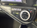 【オートエアコン】一度お好みの温度に設定すれば、車内の温度を検知し風量や温度を自動で調整。暑い&hellip;寒い&hellip;と何度もスイッチ操作をする必要はありません。快適な車内空間には必須の機能ですね♪