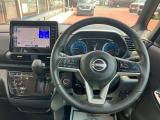 使いやすく安全な操作性と良好な視界を実現した運転席!