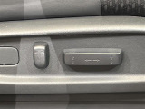 【パワーシート(電動シート)】シートを電動で、前後にスライドまたは上下の高さなどを調整することができます!細かい操作もスイッチ一つでできるので、とても便利です!