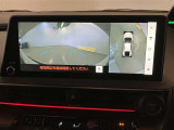 複数のカメラの映像をもとに、クルマを真上から見ているような映像をドライバーに提供し駐車をサポートする機能です。