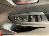 電動格納式リモコンドアミラーと、パワーウィンドウスイッチ等は運転席ドアにあります。