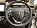 ハンドルにHondaセンシング系のクルーズコントロールやレーンキープアシストなどのスイッチと、オーディオの操作スイッチが装備されています。ハンドルから手を離さず安全に操作できます。