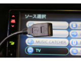 通信/給電用USBソケットが装備されています。iPhoneやスマートフォンを繋いで音楽を再生したり、充電したり。車内にあると便利なアイテムのひとつですね!