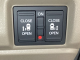 リアドアは乗り降りに便利な両側電動スライドドアです。また運転席に座っていながらスイッチ操作で自在にスライドドアを開け閉めできます。