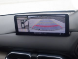 狭い場所での駐車やすれ違いなどでより的確な運転操作に役立つ360&deg;ビューモニターが装備されています。