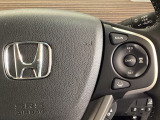 ハンドルにHondaセンシング系のクルーズコントロールやレーンキープアシストなどのスイッチが装備されています。ハンドルから手を離さず安全に操作できます。