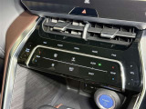 【オートエアコン】「AUTO」スイッチを押すだけで、冷暖房の切り替えや風量、吹き出し口の調整などを自動で行います。