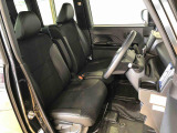 運転席の座面高さを調整できるシートリフターが付いています。フロントシートはベンチシートを採用で、座面も広く使い勝手もいいですよ♪