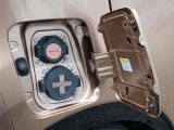 充電ポートリッドを開けると上側が普通充電ポート、下側が急速充電ポートになります。
