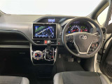 運転席周りのレイアウトをご覧ください。ナビゲーションが綺麗に装着されすっきり収まってますね!