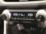運転席、助手席別々に温度設定ができるデュアルエアコン装備です。男性が暑いと感じても、女性は寒いと感じる、そんな時の車内温度を別々に調節できるので、ストレスなくドライブをお楽しみいただけます。