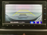 バックでの車庫入れも安心です! リアカメラが付いているバックモニター付のナビを装備しております。操作線もついており距離感も画面から確認できます。