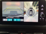 マルチビューカメラシステム搭載車です。お車の周囲を全方位でカバーします。後方・前方・両脇と、コンディションが悪い視界でもカラーモニターに映し出した映像がドライバーをサポートします。