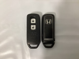 スマートキーを装備しています。鍵を差し込むことなくドアロックの開け閉めと、スタートボタン操作でのエンジンスタートができます。スペアキーも同じものを用意しております。