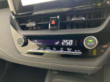 オートエアコンは温度を設定するだけで、自動で風量などを設定してくれます。運転しながら操作も必要ないので、安全性も向上します。