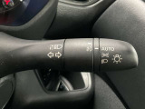 【オートライト】車のセンサーが周囲の明るさを感知し、自動でヘッドライトを点灯・消灯する機能です。この機能は夕暮れ時の交通事故が多い時間帯の安全性を高めてくれます。