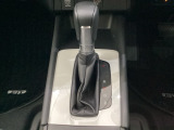 「e:HEV」搭載車です。日常シーンのほとんどをモーターで走行し、高速クルージングなどモーターよりもエンジンの方が効率が良い領域はエンジンで走行、あらゆる領域で優れた燃費走行を実現します。