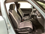 広い足元にゆったり座れるシートは長距離の運転でも疲れにくいシートです。女性でも運転がしやすいようにシートの高さ調整機能(シートリフター)がついています。
